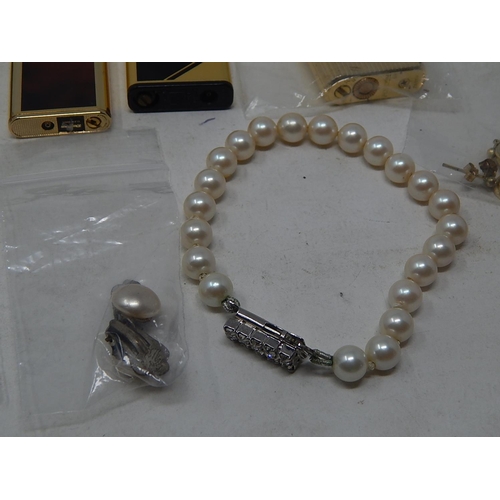 40 - A large collection of costume jewellery, earrings etc, some rings, some in precious metal, etc