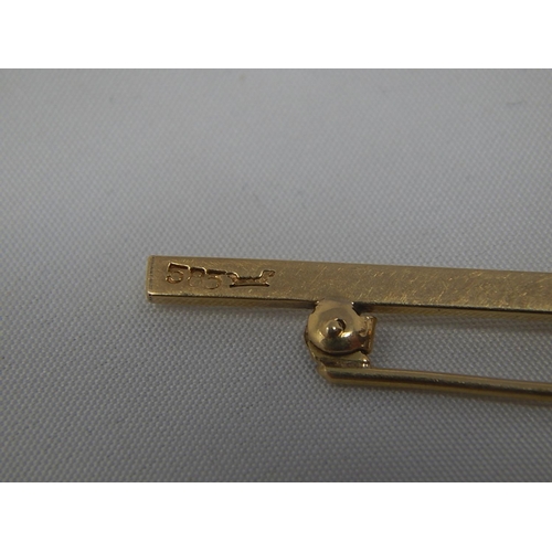 269 - 14ct (585) Gold Bar Brooch Set With a Natural Pearl. Length 5cm.