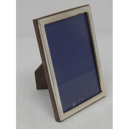 282 - Silver Photograph Frame: Hallmarked London 1982 by A.B: Measures 9.6cm x 6.8cm