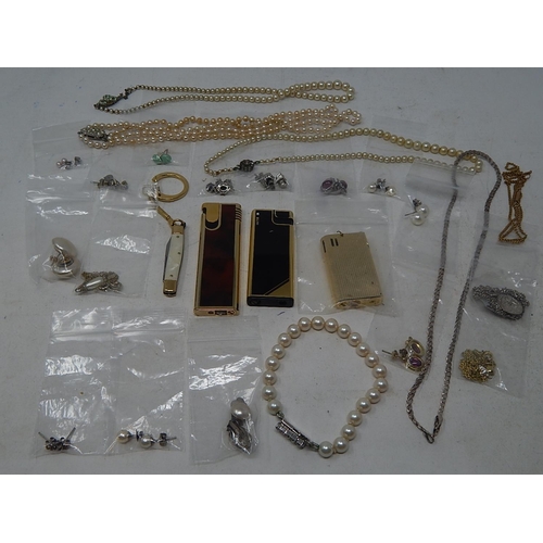 218 - A large collection of costume jewellery, earrings etc, some rings, some in precious metal, etc