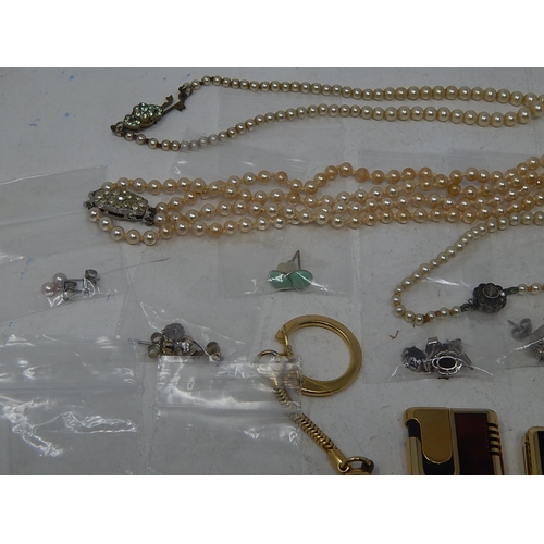 218 - A large collection of costume jewellery, earrings etc, some rings, some in precious metal, etc