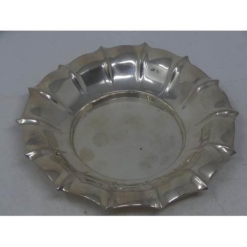 324 - William IV Silver Dish Hallmarked London 1833: Measures 17.5cm diameter: Weight 173g