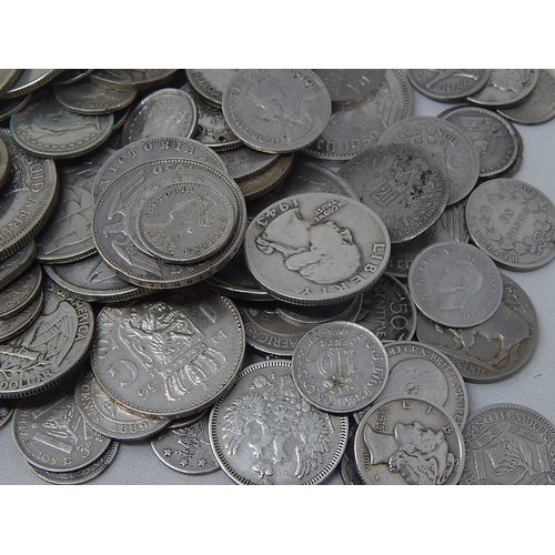 109 - A collection of USA, South Africa and other World Silver coinage weighing 324 Grams