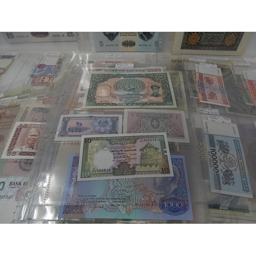 122 - Large collection of World Banknotes in album pages mainly Uncirculated