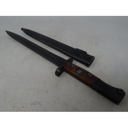 809 - WWII German SS Bayonet/Dagger in Scabbard: Measures 38cm