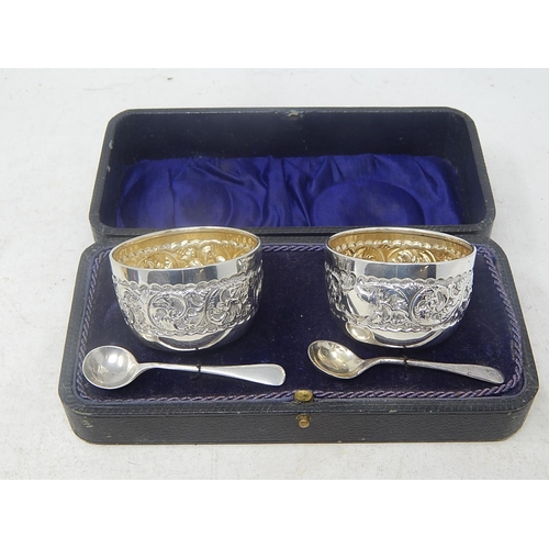 810 - Boxed Set of Victorian Hallmarked Silver Salts & Spoons in Original Fitted Case.