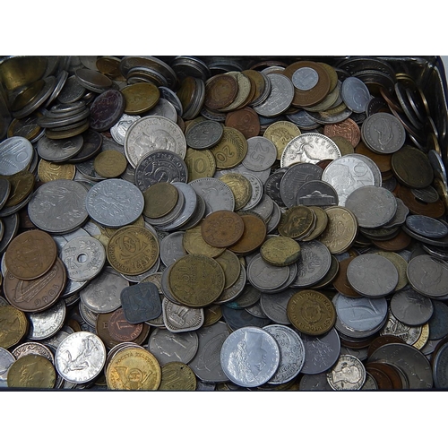 29 - A vintage tin full of coinage of the world toally unsorted and unchecked