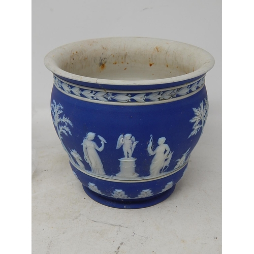 668 - Small Wedgwood Pot