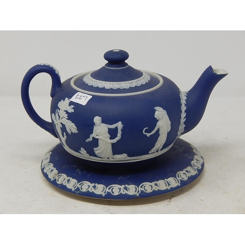 677 - Teapot with stand