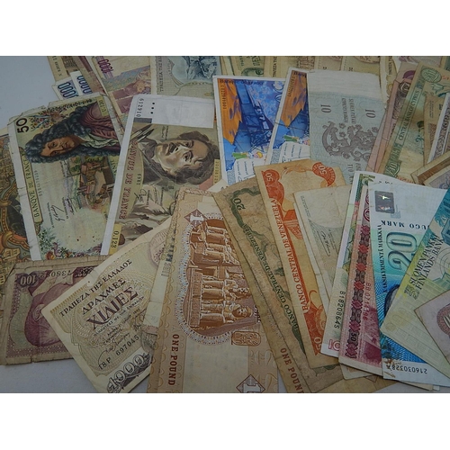 32 - World Banknotes