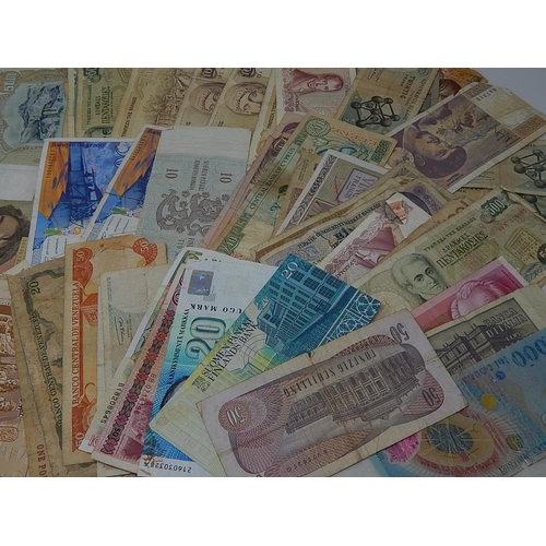 32 - World Banknotes