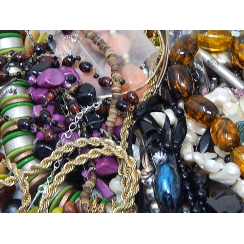 214 - Quantity of Costume Jewellery