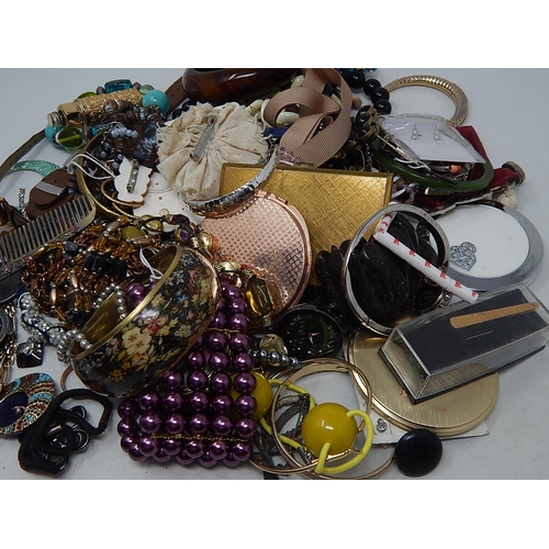 218 - Quantity of Costume Jewellery