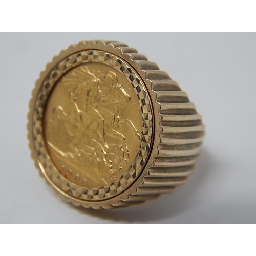 227 - Queen Victoria Half Sovereign 1900 Gold Ring: Size M: Weight 11.4g