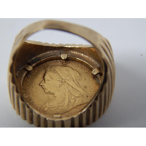 227 - Queen Victoria Half Sovereign 1900 Gold Ring: Size M: Weight 11.4g