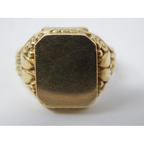 228 - Heavy 14ct Gold Gentleman's Signet Ring (Not Engraved) Size U: Weight 11.3g