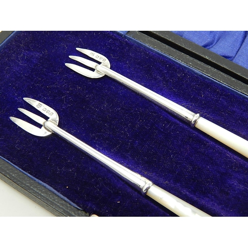 168 - Boxed pair of silver and MOP handled pickle forks - Chester 1915, William & John Deakin