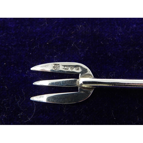 168 - Boxed pair of silver and MOP handled pickle forks - Chester 1915, William & John Deakin