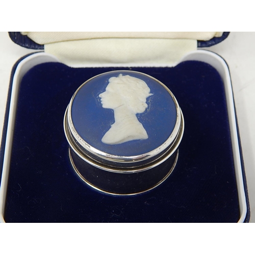 172 - Silver box with Wedgwood cameo of HM Queen Elizabeth II, (Limited edition number 953) ,
London 1977