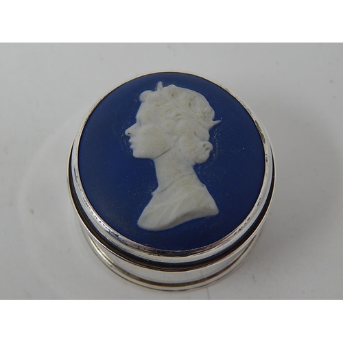 172 - Silver box with Wedgwood cameo of HM Queen Elizabeth II, (Limited edition number 953) ,
London 1977