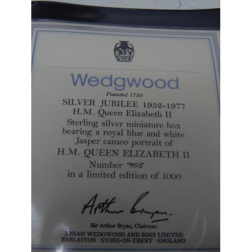 172 - Silver box with Wedgwood cameo of HM Queen Elizabeth II, (Limited edition number 953) ,
London 1977