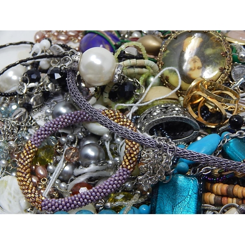 124 - Large Quantity of Costume Jewellery