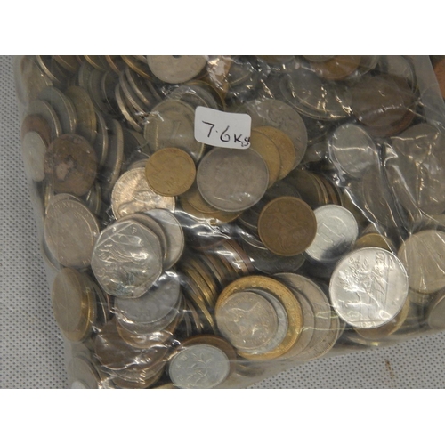 119 - Large quantity of UK & worldwide coinage: 7.6kg