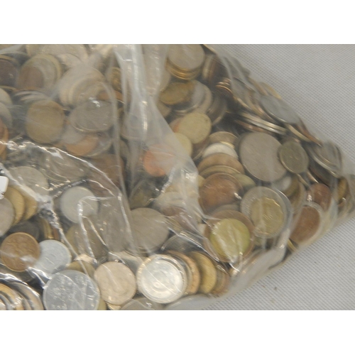 119 - Large quantity of UK & worldwide coinage: 7.6kg