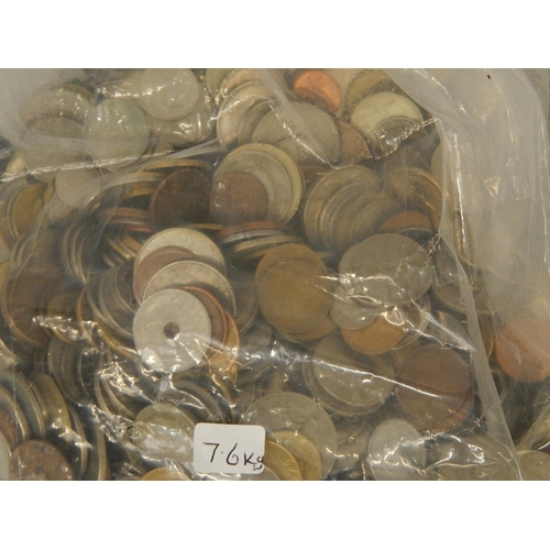 119 - Large quantity of UK & worldwide coinage: 7.6kg