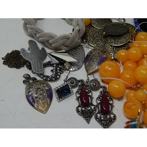 204C - Quantity of Costume Jewellery.