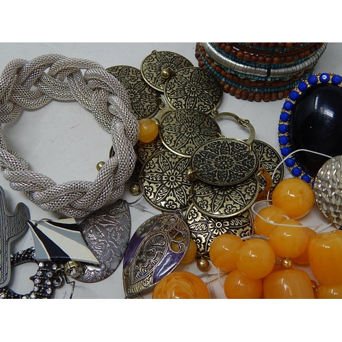 204C - Quantity of Costume Jewellery.