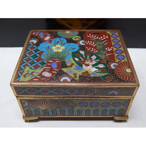 341 - Japanese collection:
Lacquered box
Four wood block prints
One cloisonne box
two mixed metal vases