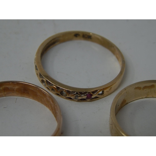 180 - 3 x 9ct Gold Rings: Gross weight 5.8g