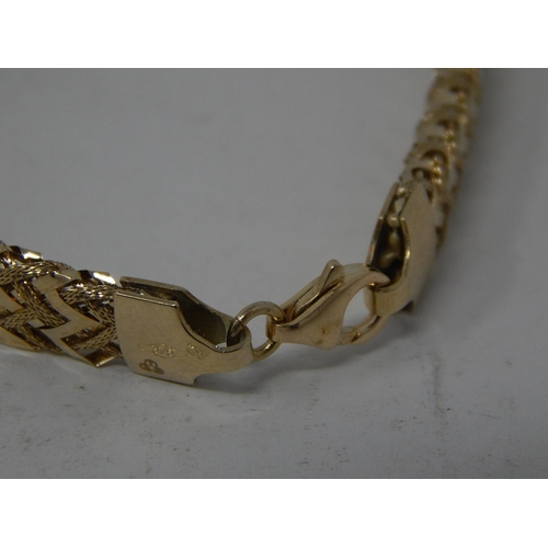 245 - 9ct Yellow Gold Mesh Link Bracelet: Length 19cm: Weight 3.8g