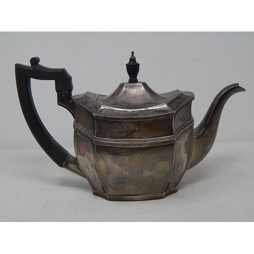 267 - Antique Silver Teapot: Hallmarked Birmingham 1915 by Daniel & Arter: Gross weight 21.54oz (670g)