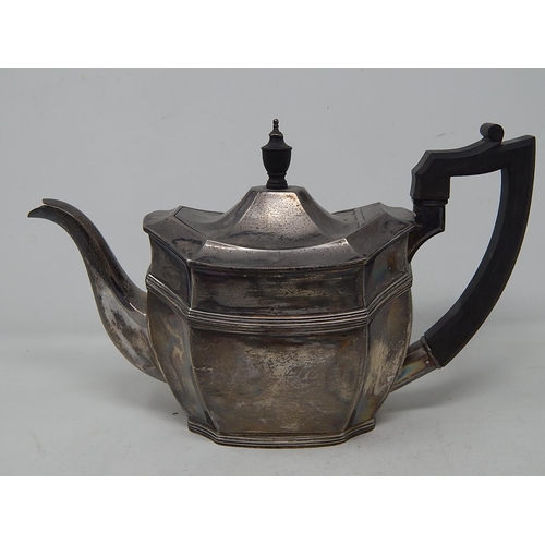 267 - Antique Silver Teapot: Hallmarked Birmingham 1915 by Daniel & Arter: Gross weight 21.54oz (670g)