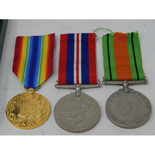 325 - 4 x Vintage Medals Inc WW2 War & Defence, Boxed Woman's Voluntary Service Medal. 417805