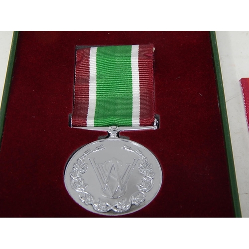 325 - 4 x Vintage Medals Inc WW2 War & Defence, Boxed Woman's Voluntary Service Medal. 417805