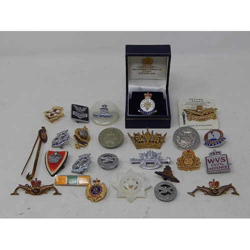 328 - 25 x Assorted Vintage MILITARY & NAVY Lapel Badges Etc. 496164