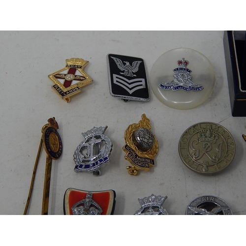 328 - 25 x Assorted Vintage MILITARY & NAVY Lapel Badges Etc. 496164