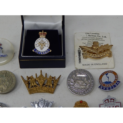 328 - 25 x Assorted Vintage MILITARY & NAVY Lapel Badges Etc. 496164