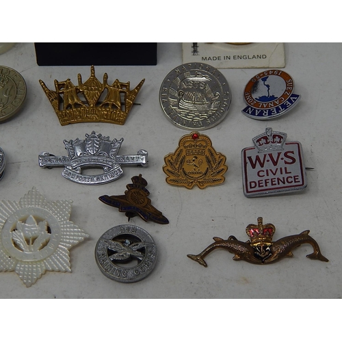 328 - 25 x Assorted Vintage MILITARY & NAVY Lapel Badges Etc. 496164