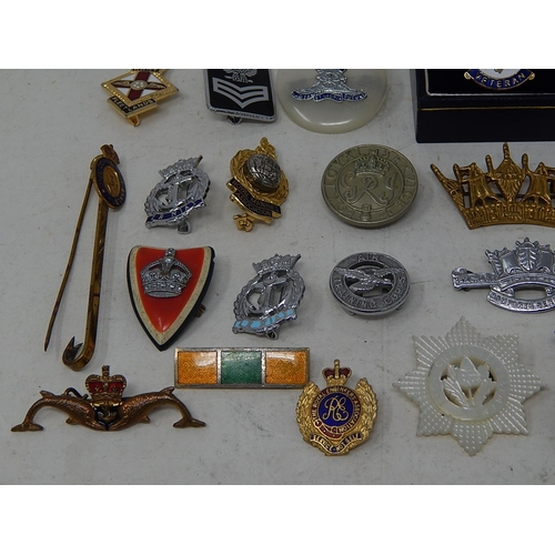 328 - 25 x Assorted Vintage MILITARY & NAVY Lapel Badges Etc. 496164