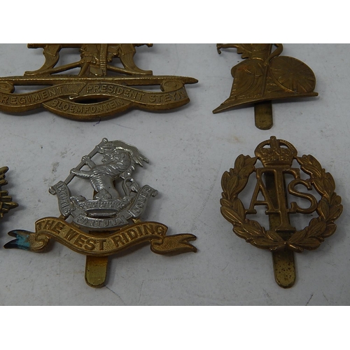 330 - 10 x Assorted Vintage MILITARY Cap Badges Inc WW1, WW2, New Zealand, Scottish. 644701