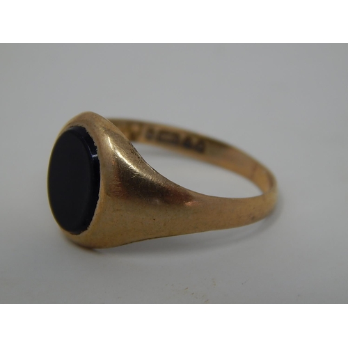 234 - 9ct gold onyx signet ring. 686261