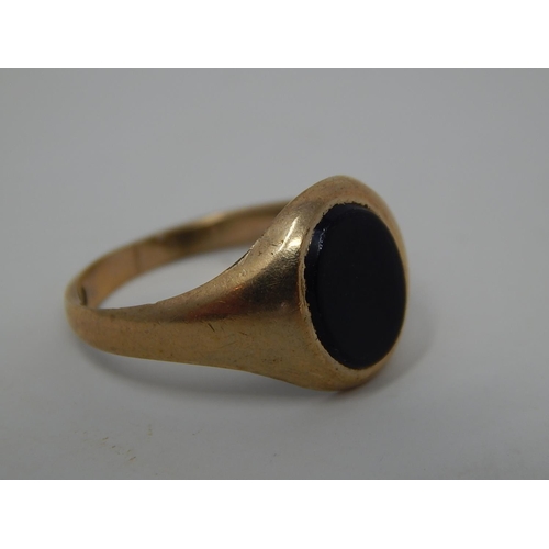 234 - 9ct gold onyx signet ring. 686261