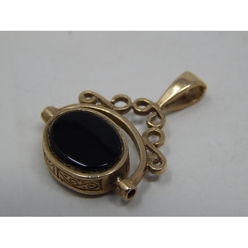 277 - 9ct gold onyx and carnelian spinner pendant. 591474