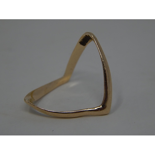 292 - 9ct gold double wishbone ring. 716218