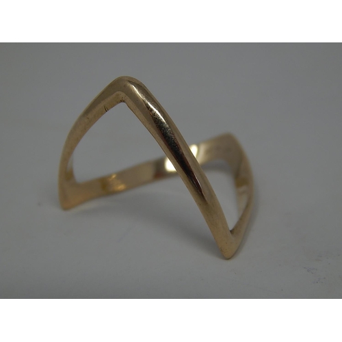 292 - 9ct gold double wishbone ring. 716218