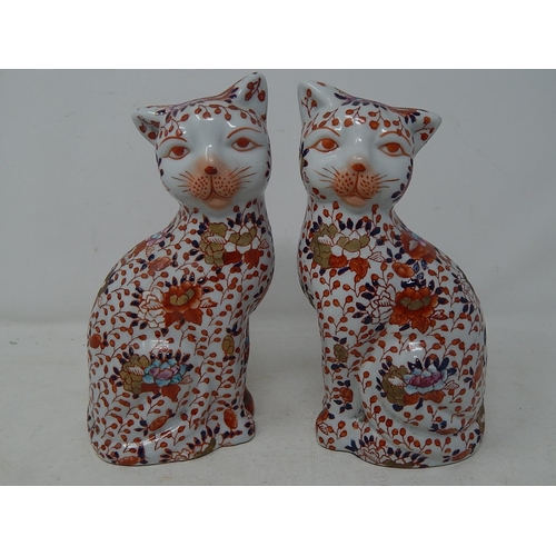 570 - Pair of Chinese Imari Style Cats: Measuring 18cm high